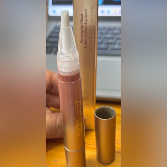 🎉💄HOST PICK💄🎉 Stila Plumping Lip Glaze- Cinnamon. 
Brand New - Picture 5 of 8